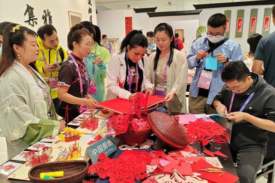 杭州亚运会：主媒体中心展示丝绸刺绣等中国传统文化展品