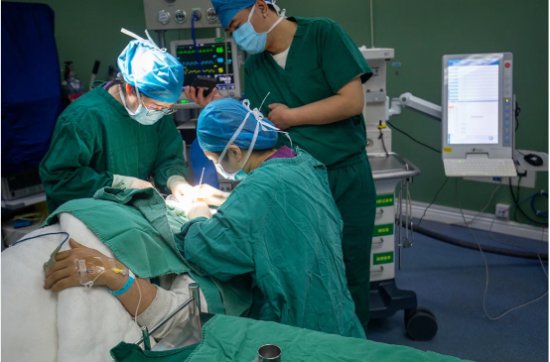 浙江绍兴援川医生在四川马边开展带蒂皮瓣移植术