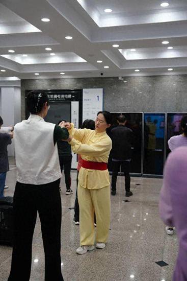 每晚1小时，杭州市民在医院学习“易筋经”
