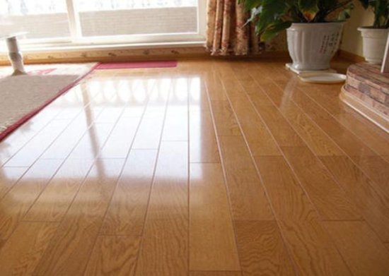 家装适合实木地板还是<em>强化地板</em> 哪种保养更方便?
