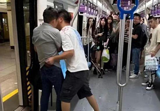 上海地铁两男子抢座位<em>打架</em>，<em>流血</em>量惊人！网友：这才是真正的...