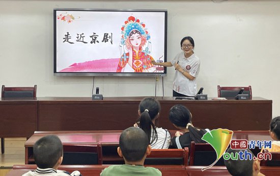 贵州大学研支团在锦屏开展京剧进社区活动