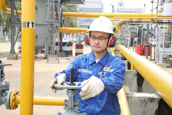 中国海油生产一线的甲醇现场操作指导钟国强：心向“蓝”、攻克...