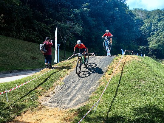 贵州选手在2024亚洲山地<em>自行车</em>锦标赛摘金夺银