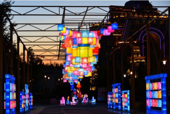 灯光璀璨流光溢彩 18组巨型灯组亮相首届国潮灯光艺术展