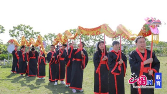 传承与活力交织 成都龙泉中学组织陶行知班学生开展劳动实践活动