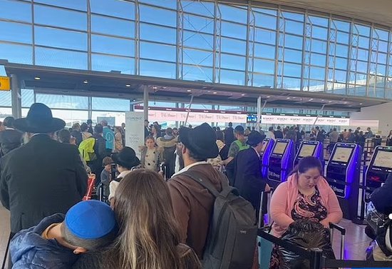纽约肯尼迪机场，<em>多人匿名</em>为返国的以色列人买机票