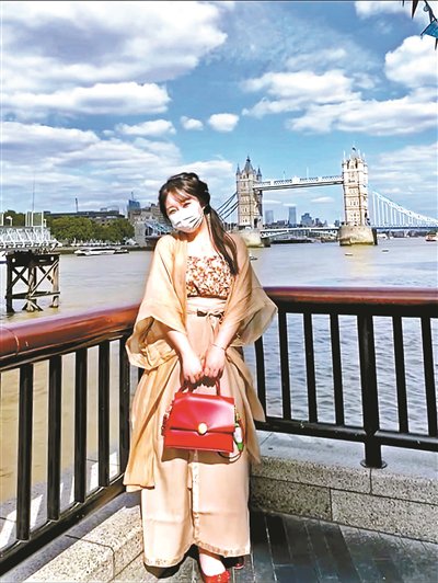 做“行走的文化宣传画”她身穿汉服走上英国街头