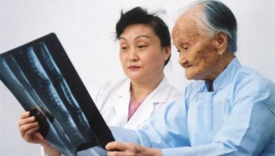 “<em>双桥</em>老太太”罗有明，行医90年的<em>正骨</em>大师，她的一生令人赞佩