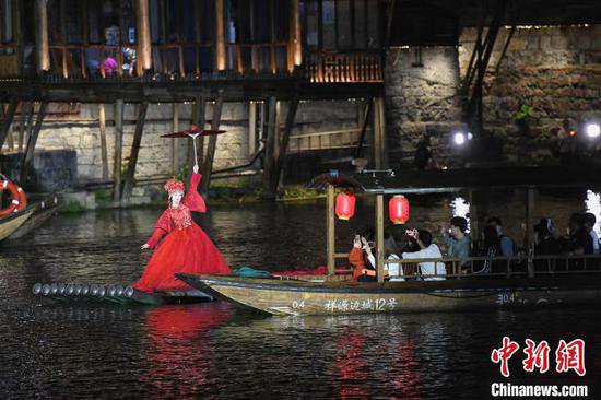 湖南凤凰古城迎客流高峰 水上舞蹈演绎《边城》故事