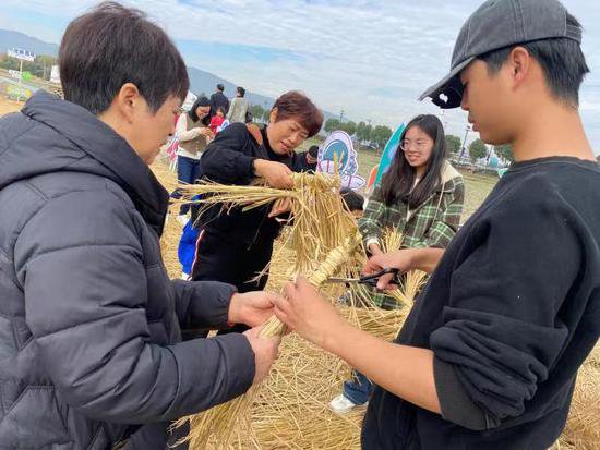废弃稻草变艺术景观 大学生帮村里办起了“稻田艺术节”