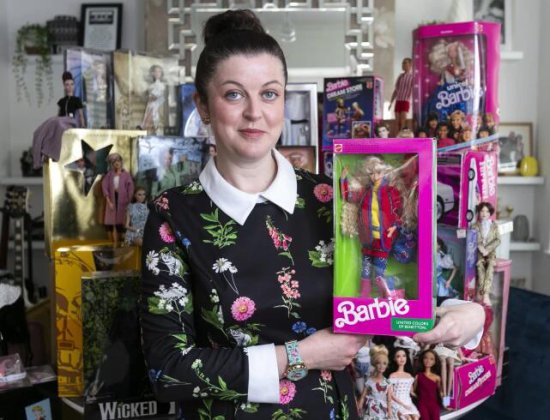 英国女子40岁开始收集<em>芭比娃娃</em> 目前拥有1000多个