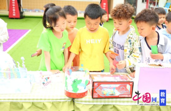 <em>乐山市</em>中区棉竹幼儿园举行第二届亲子自制绘本评选活动