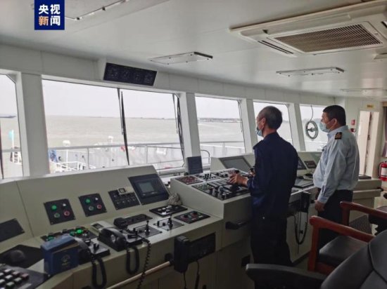 <em>世界首艘</em>纯超级电容动力渡轮抵达上海崇明