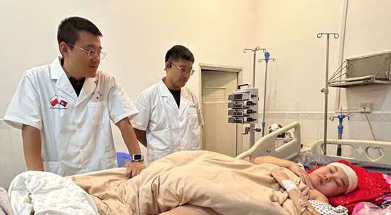 中国援柬军医助柬埔寨实施柬首例<em>机器人</em>辅助脑出血病人手术