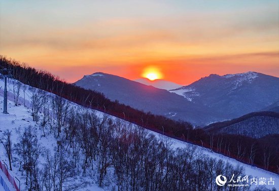 内蒙古赤峰：美林谷滑雪场冬景如画