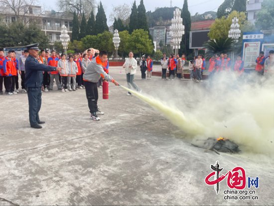 建设平安校园：绵阳市各学校开展消防应急演练活动