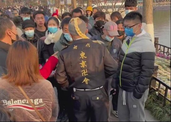 一男子在南京景区身着日漫服饰引群众不满，被要求脱下！我们<em>该</em>...