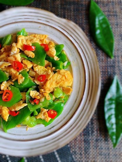 <em>家常菜</em>辣椒炒鸡蛋的做法，做法简单，吃起来营养美味
