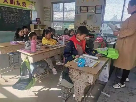 校区退租，新东方给农村学校捐献课桌椅8万套，网友纷纷点赞