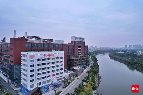 破防了！广州一创意园现巨型楼面日历告别2021
