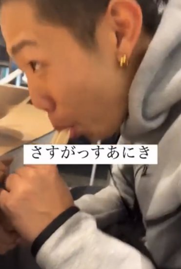又曝光了！日本男子在<em>拉面店</em>抓起筷子舔后放回，日网友：投毒！