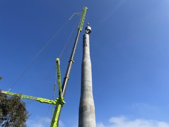 120米高的“白色巨人”是怎样<em>立起来的</em>？吊装班组这么干