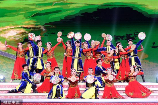 中国民间艺术节在青岛开幕 20支民间文艺队登台表演