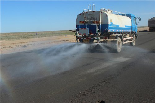 新疆首条沙漠高速公路开始路面水稳施工