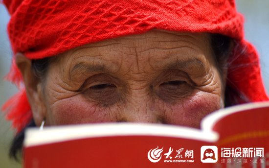 淄博71岁老人坚持读书数十年 撰写数万字笔记