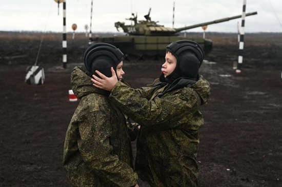 俄罗斯士兵带领双胞胎<em>小朋友</em>乘坐坦克 圆梦<em>新年</em>愿望