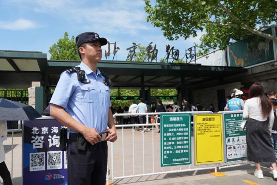 <em>北京</em>成最热门旅游目的地之一 警方多措应对旅游高峰