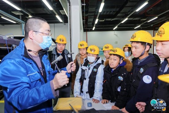 <em>上海</em>气候周 “小小气候观察员”走进上汽大众新能源汽车工厂