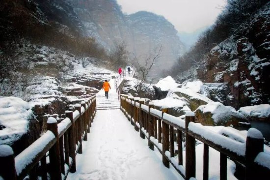 <em>龙潭大峡谷</em>的冬季除了雪景和冰挂，还有日出与云海～