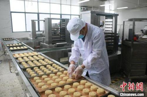 广西柳州打造创意<em>螺蛳粉</em>月饼 吸引年轻食客