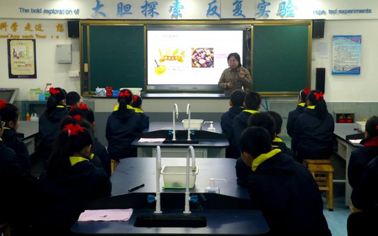 农业专家带同学们种下春天 武汉市中小学生2024自然劳动实践活动...