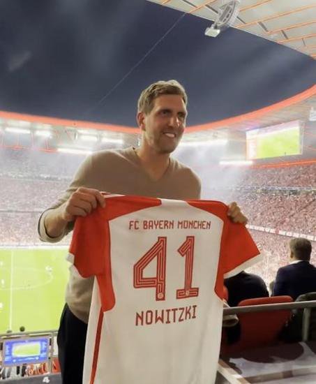 诺维斯基现场观看拜仁vs皇马欧冠半决赛，并获赠拜仁41号球衣