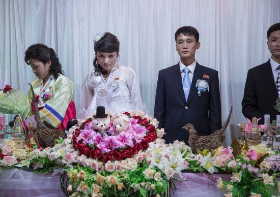 摄影师镜头下的朝鲜<em>婚礼</em>：宾客穿本土正装