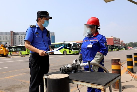 通州城管执法局开展清洁燃料车辆加气站执法检查