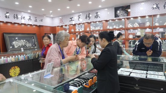 郴州永兴|快乐五一：中国白银文化坊游客如织 银饰品销售火爆