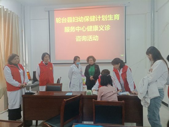 轮台县妇计中心开展妇幼健康知识宣传和义诊活动