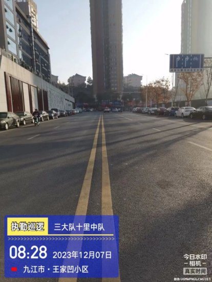 九江王家凹<em>安置小区门口</em>经常有车停在路中间 居民进出小区困难