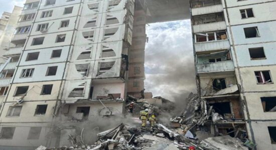俄一居民<em>楼</em>遭乌克兰袭击后坍塌，致14人死亡，克宫：普京听取...