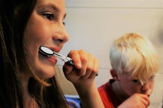 <em>刷牙出血是什么原因</em>，这三件事保护<em>牙龈</em>远离口腔疾病