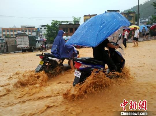 贵州<em>铜仁</em>遭暴雨袭击 市内积水最高达1米