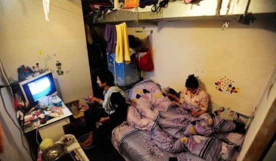 底层<em>的心酸</em>！上海“90平三室”住了39人：二房东每月挣1.5万元...