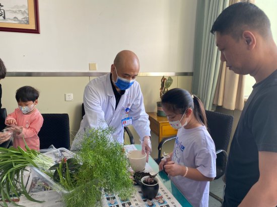 河北省<em>儿童</em>医院组织小朋友们开展主题盆栽种植活动