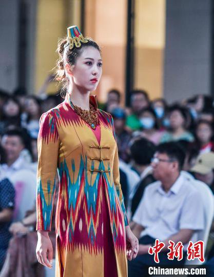 “璀璨丝路·和合共生”<em>时尚</em>秀助力第六届中国新疆国际民族舞蹈节