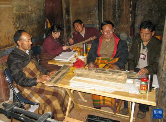西藏工匠丨久米次成：修复千年贝叶经 传承古老<em>藏文化</em>