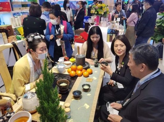 中式插花与点茶表演相结合，澳门博览会上展现厚重鲁茶文化